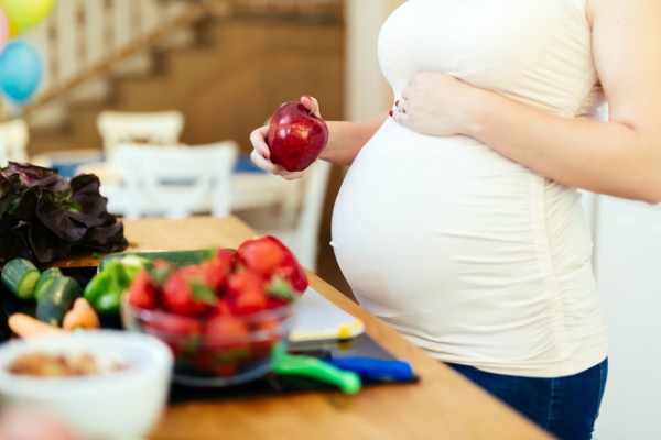 femeie-insarcinata-manca-un-mar-cum-se-manca-in-sarcina-de-healthista.com-in-post-image.jpg